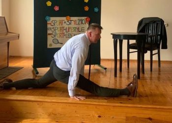 Starosta robił szpagat. W garniturze