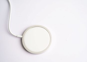 Czy MagSafe ładuje telefon szybciej niż zwykła ładowarka?