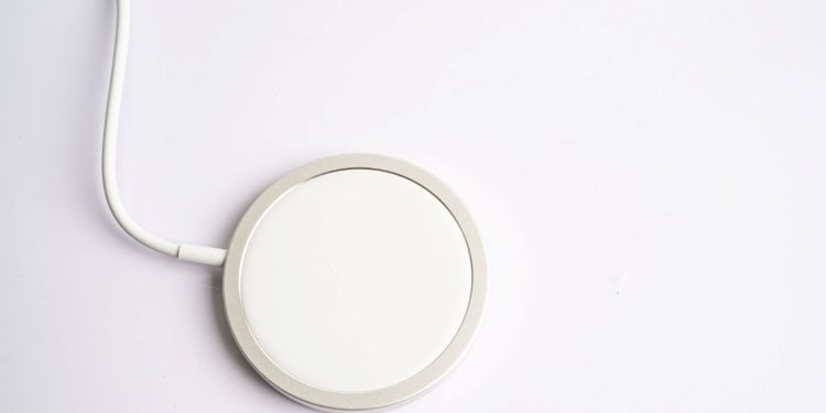 Czy MagSafe ładuje telefon szybciej niż zwykła ładowarka?