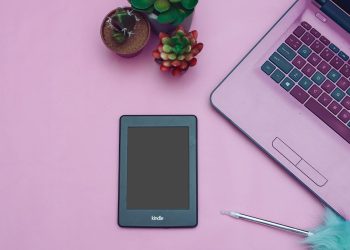 Ebook czy książki do słuchania – sprawdź, która forma czytania najlepiej sprawdzi się w Twoim stylu życia