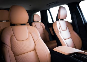 Tapicerka skórzana w samochodzie – jak ją pielęgnować, by wyglądała jak nowa?