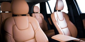 Tapicerka skórzana w samochodzie – jak ją pielęgnować, by wyglądała jak nowa?