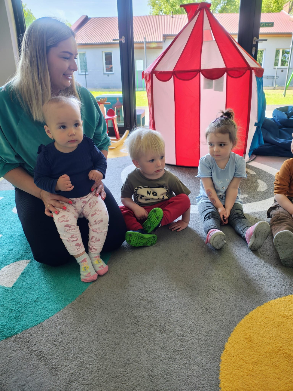 Strażacy z Woli Koszuckiej odwiedzili maluszki w Lądzie