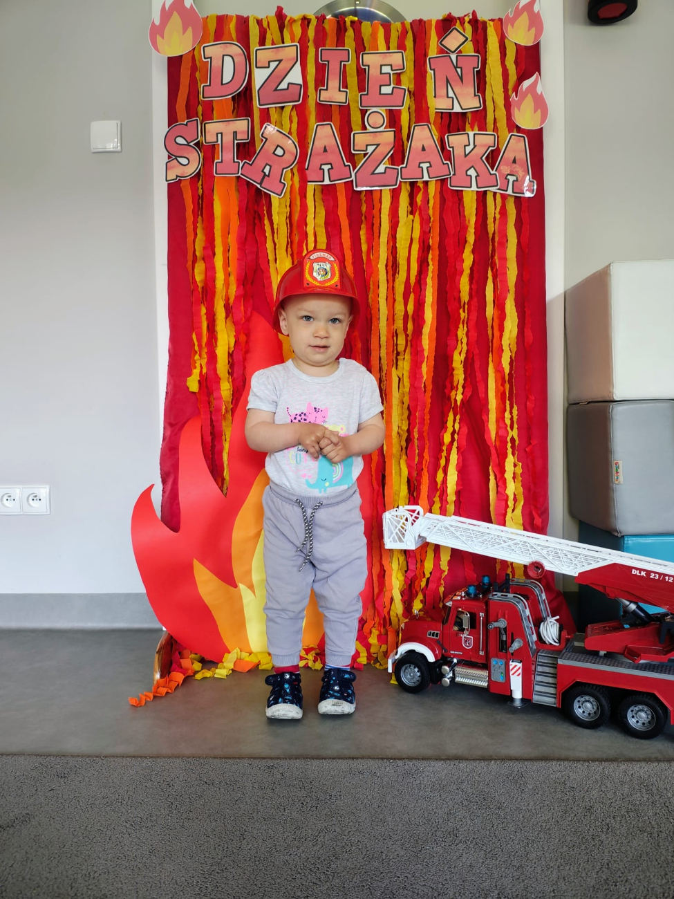 Strażacy z Woli Koszuckiej odwiedzili maluszki w Lądzie