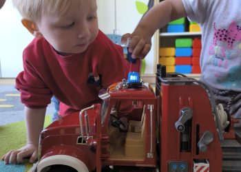 Strażacy z Woli Koszuckiej odwiedzili maluszki w Lądzie