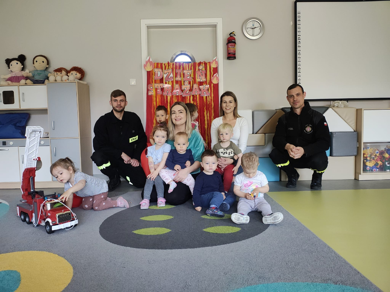 Strażacy z Woli Koszuckiej odwiedzili maluszki w Lądzie