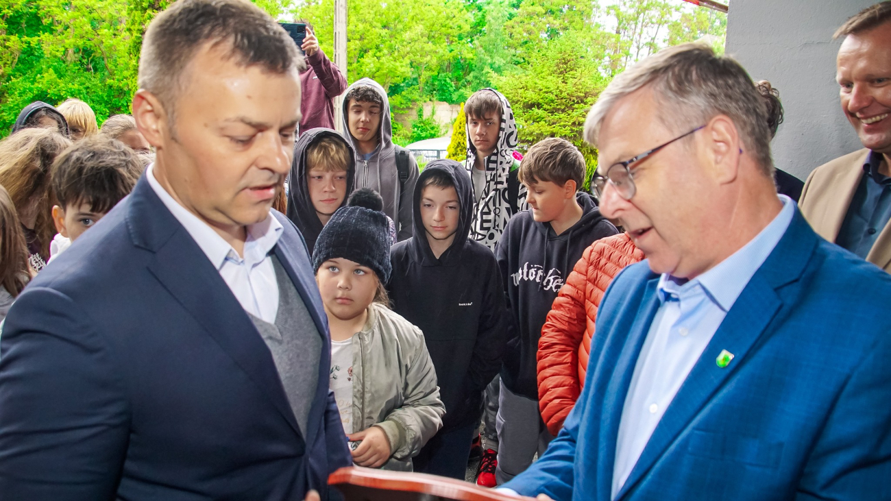 To urządzenie ratuje życie. Dziś trafiło do szkoły w Drążnej