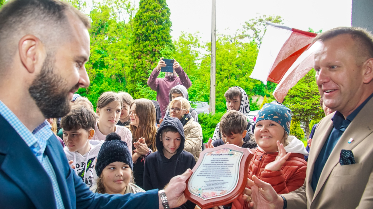 To urządzenie ratuje życie. Dziś trafiło do szkoły w Drążnej