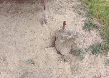 Obraz rozpaczy. Ktoś wyrwał ławkę razem z betonowymi kotwami