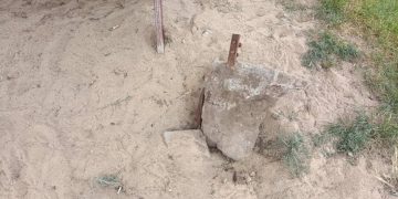 Obraz rozpaczy. Ktoś wyrwał ławkę razem z betonowymi kotwami