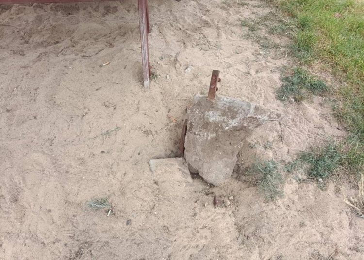 Obraz rozpaczy. Ktoś wyrwał ławkę razem z betonowymi kotwami