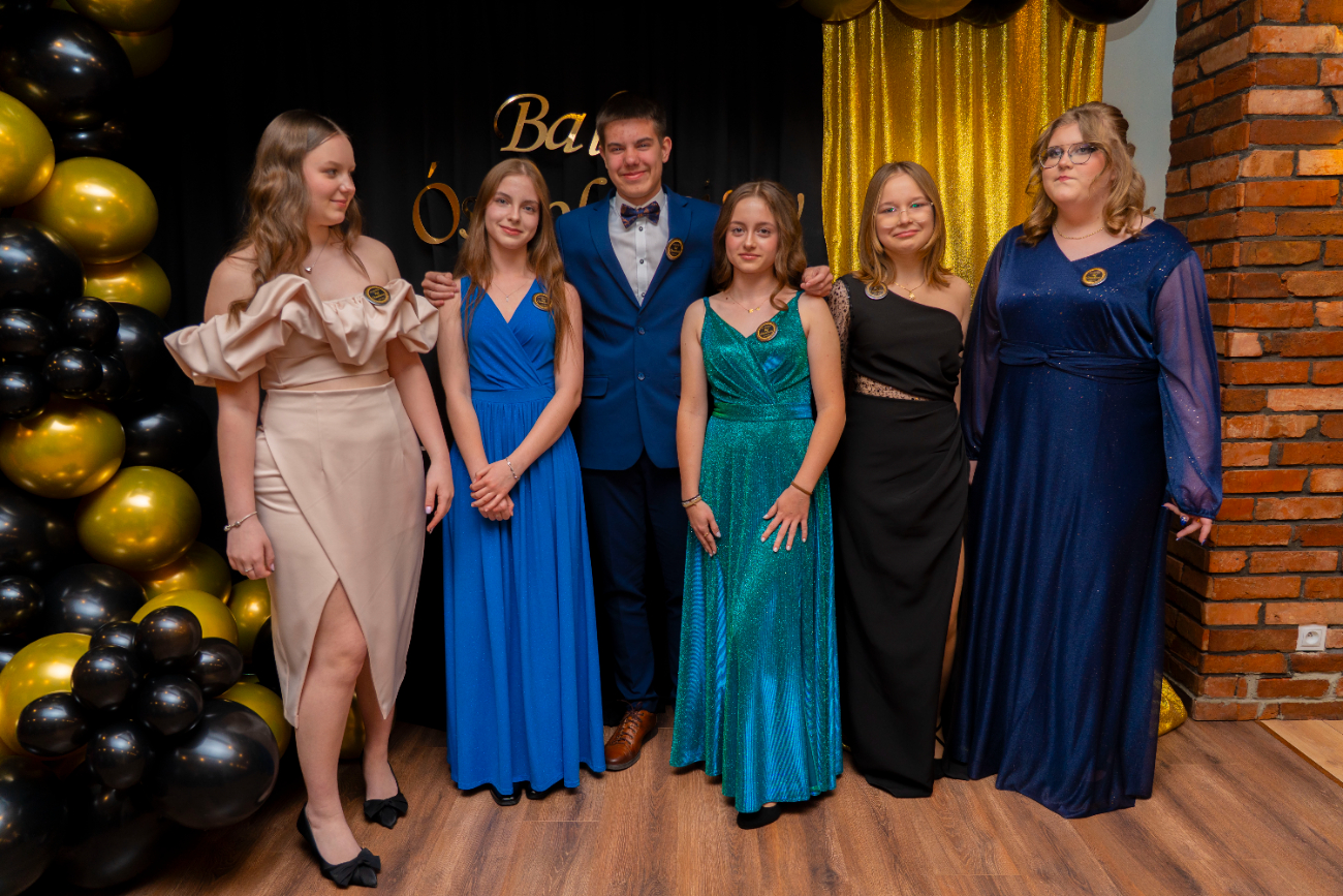 To był wyjątkowy bal. Zobacz, jak bawili się ósmoklasiści z Jedynki