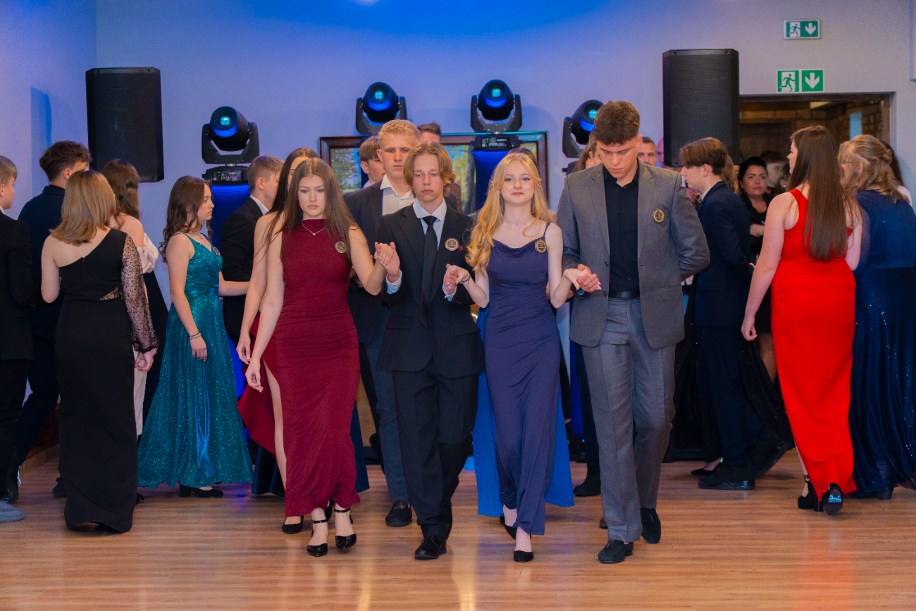 To był wyjątkowy bal. Zobacz, jak bawili się ósmoklasiści z Jedynki