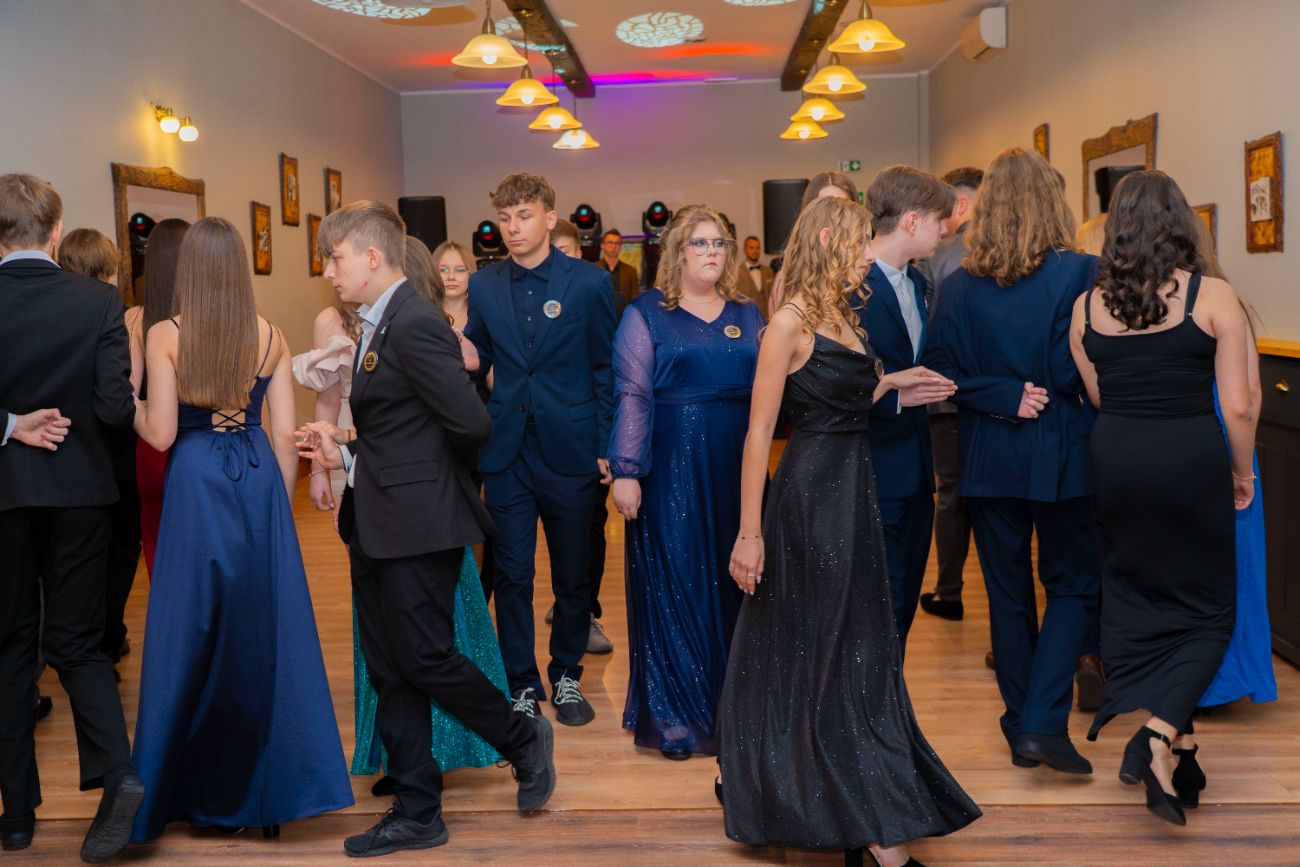 To był wyjątkowy bal. Zobacz, jak bawili się ósmoklasiści z Jedynki