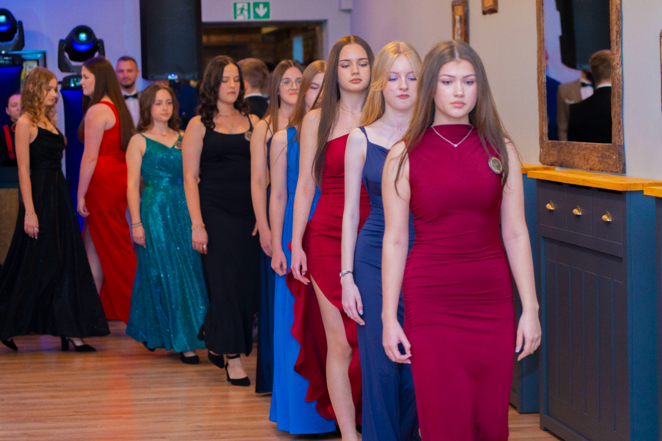 To był wyjątkowy bal. Zobacz, jak bawili się ósmoklasiści z Jedynki