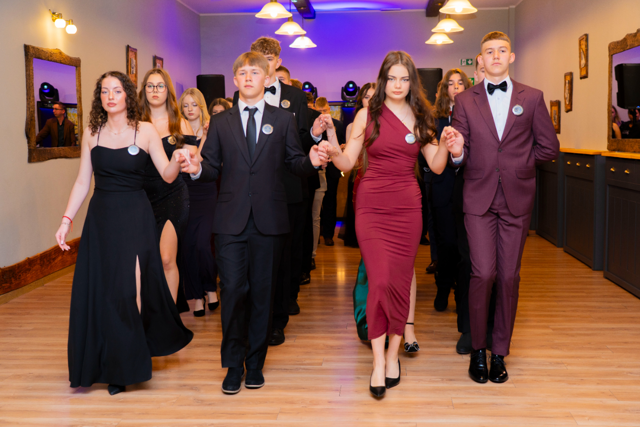 To był wyjątkowy bal. Zobacz, jak bawili się ósmoklasiści z Jedynki