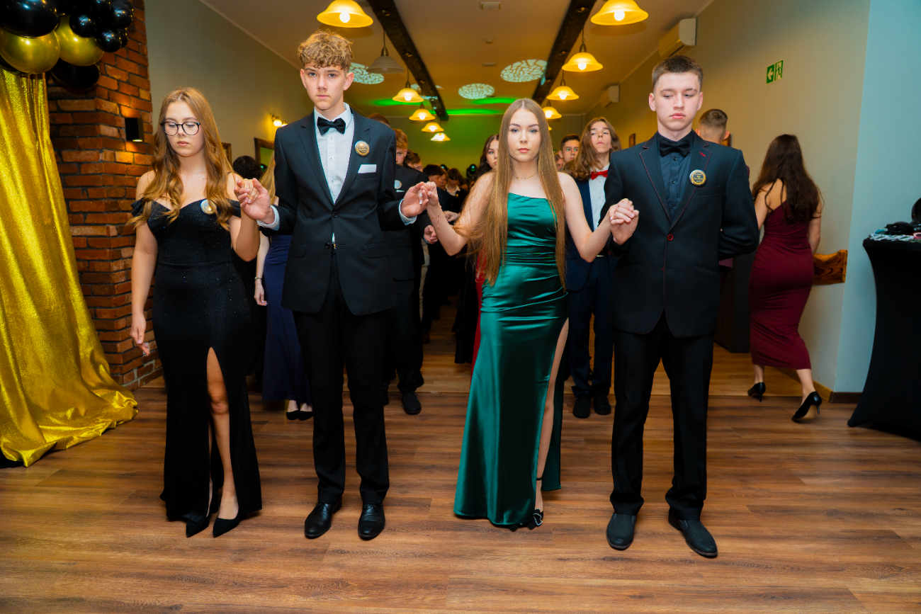 To był wyjątkowy bal. Zobacz, jak bawili się ósmoklasiści z Jedynki