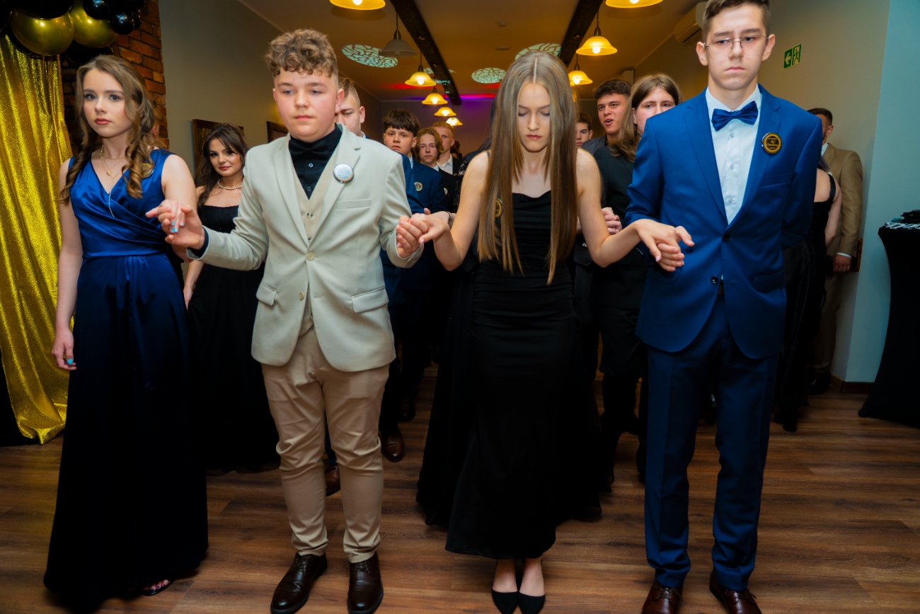 To był wyjątkowy bal. Zobacz, jak bawili się ósmoklasiści z Jedynki