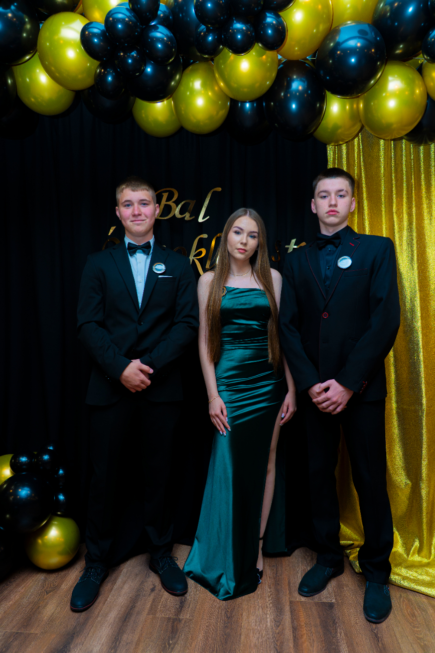 To był wyjątkowy bal. Zobacz, jak bawili się ósmoklasiści z Jedynki