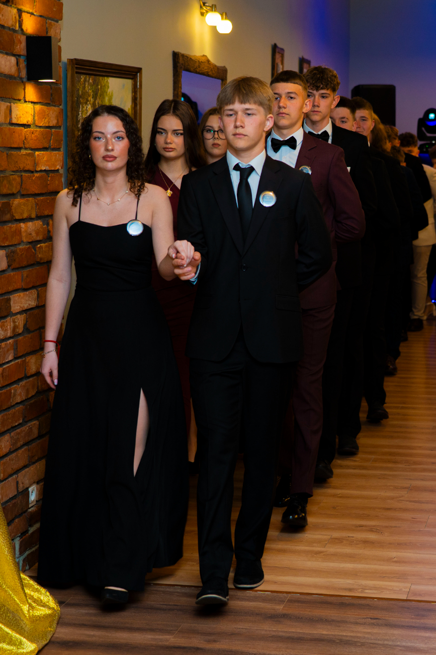 To był wyjątkowy bal. Zobacz, jak bawili się ósmoklasiści z Jedynki