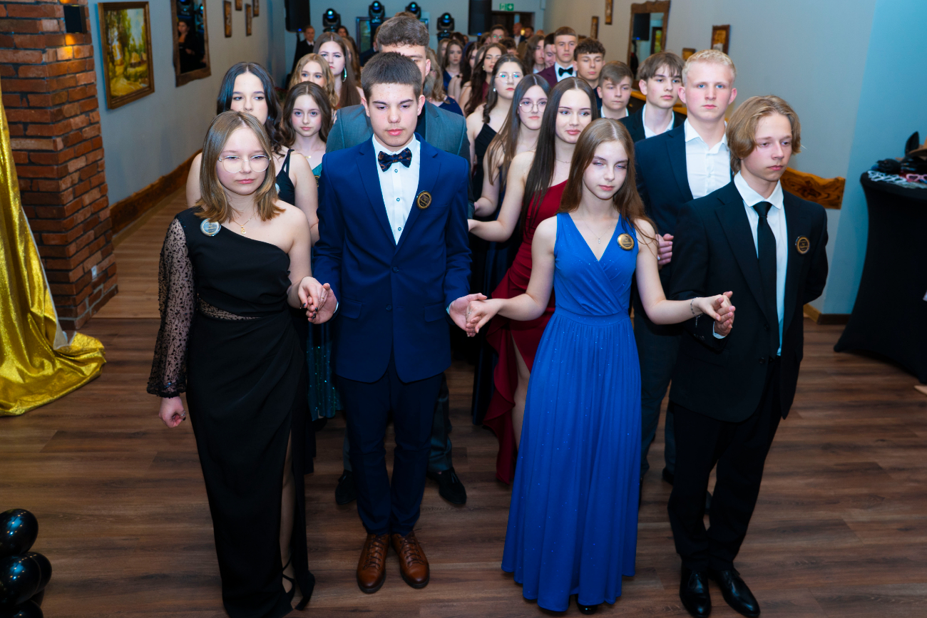 To był wyjątkowy bal. Zobacz, jak bawili się ósmoklasiści z Jedynki