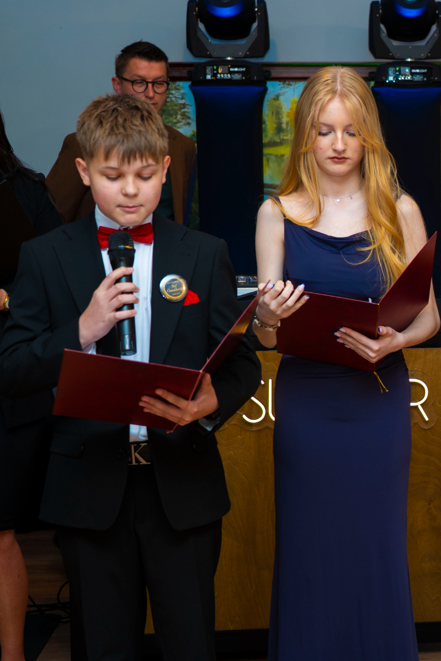 To był wyjątkowy bal. Zobacz, jak bawili się ósmoklasiści z Jedynki