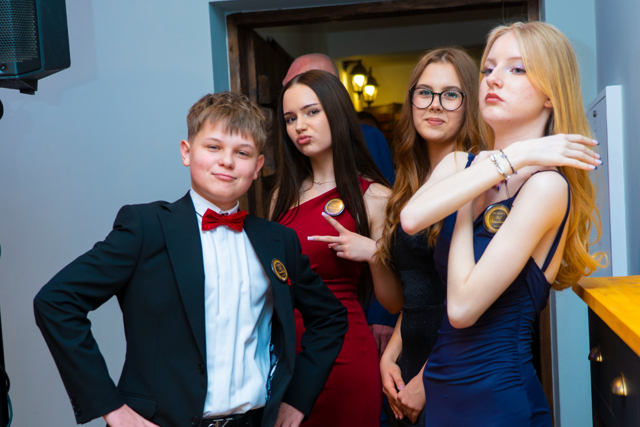 To był wyjątkowy bal. Zobacz, jak bawili się ósmoklasiści z Jedynki