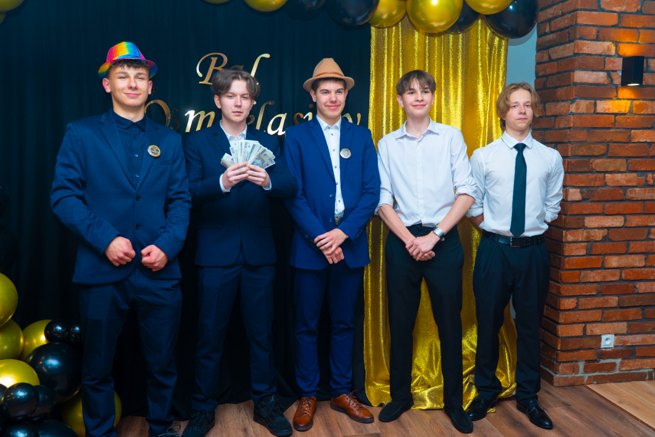 To był wyjątkowy bal. Zobacz, jak bawili się ósmoklasiści z Jedynki