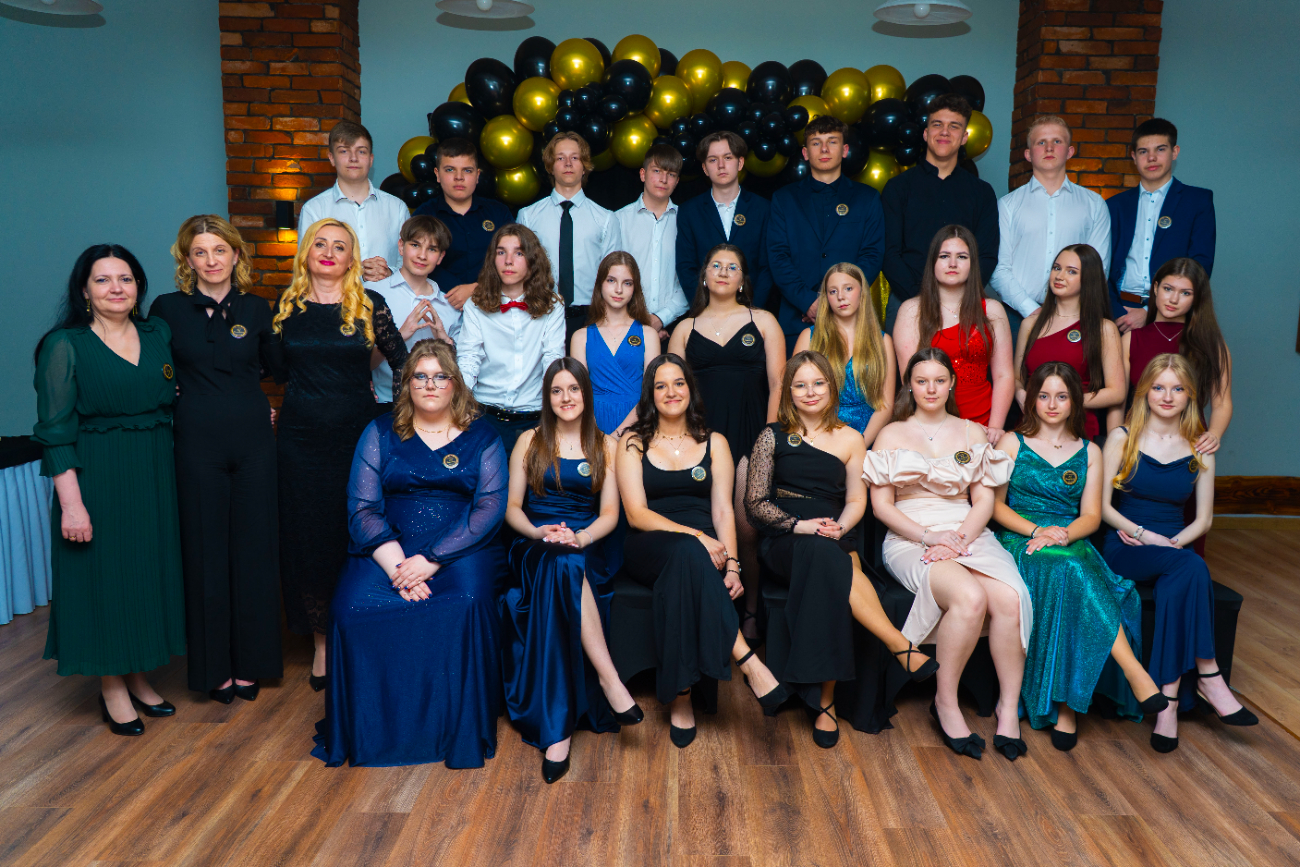 To był wyjątkowy bal. Zobacz, jak bawili się ósmoklasiści z Jedynki