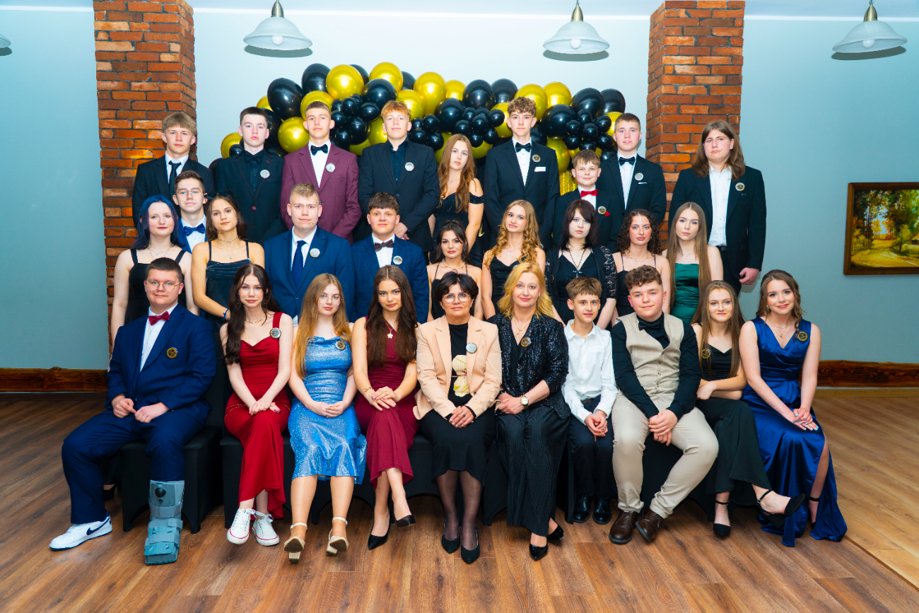 To był wyjątkowy bal. Zobacz, jak bawili się ósmoklasiści z Jedynki