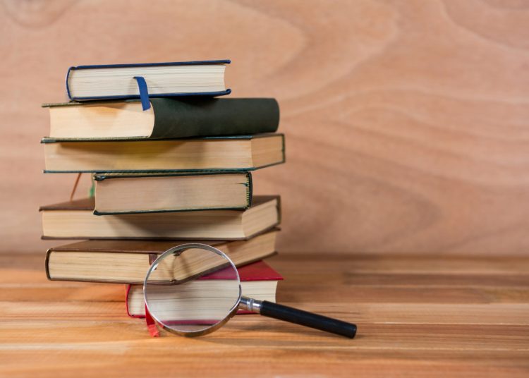 Kryminały, które warto znać – klasyka i nowości dla miłośników zagadek