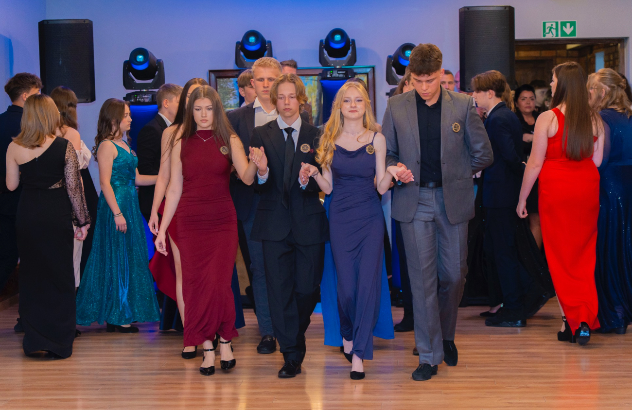 To był wyjątkowy bal. Zobacz, jak bawili się ósmoklasiści z Jedynki