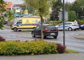 Wypadek przy rondzie. Jedna osoba zabrana do szpitala