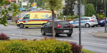 Wypadek przy rondzie. Jedna osoba zabrana do szpitala