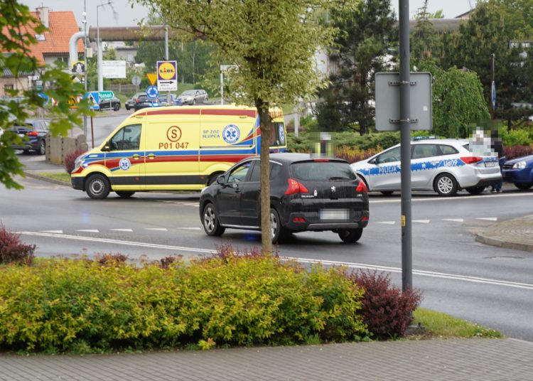 Wypadek przy rondzie. Jedna osoba zabrana do szpitala