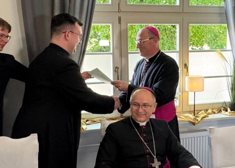 Ks. Kamil dostał dekret. Wiemy, do której parafii został skierowany