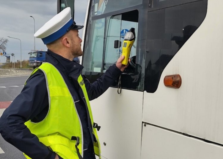 Dla 2 kierowców to nie był trzeźwy poranek. Jeden jechał Teslą, drugi ciężarówką