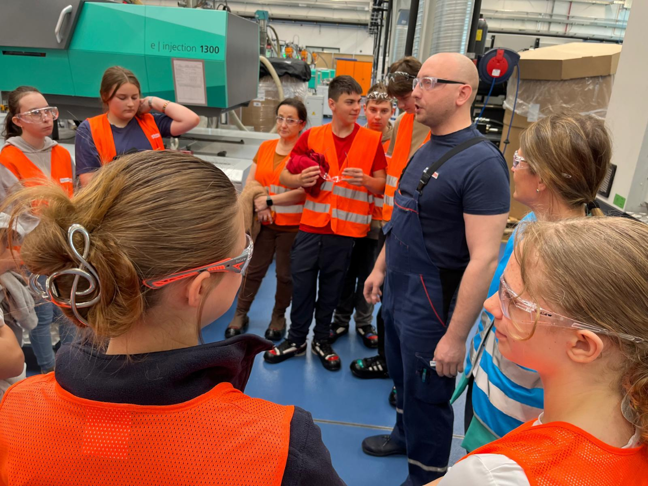 Uczniowie z Kowalewa w Hellermann Tyton