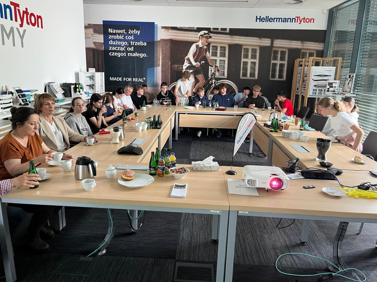 Uczniowie z Kowalewa w Hellermann Tyton