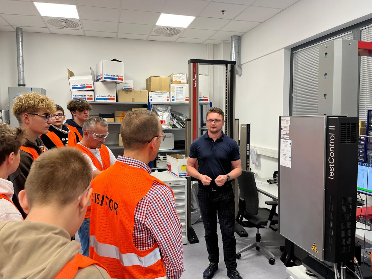 Uczniowie z Kowalewa w Hellermann Tyton