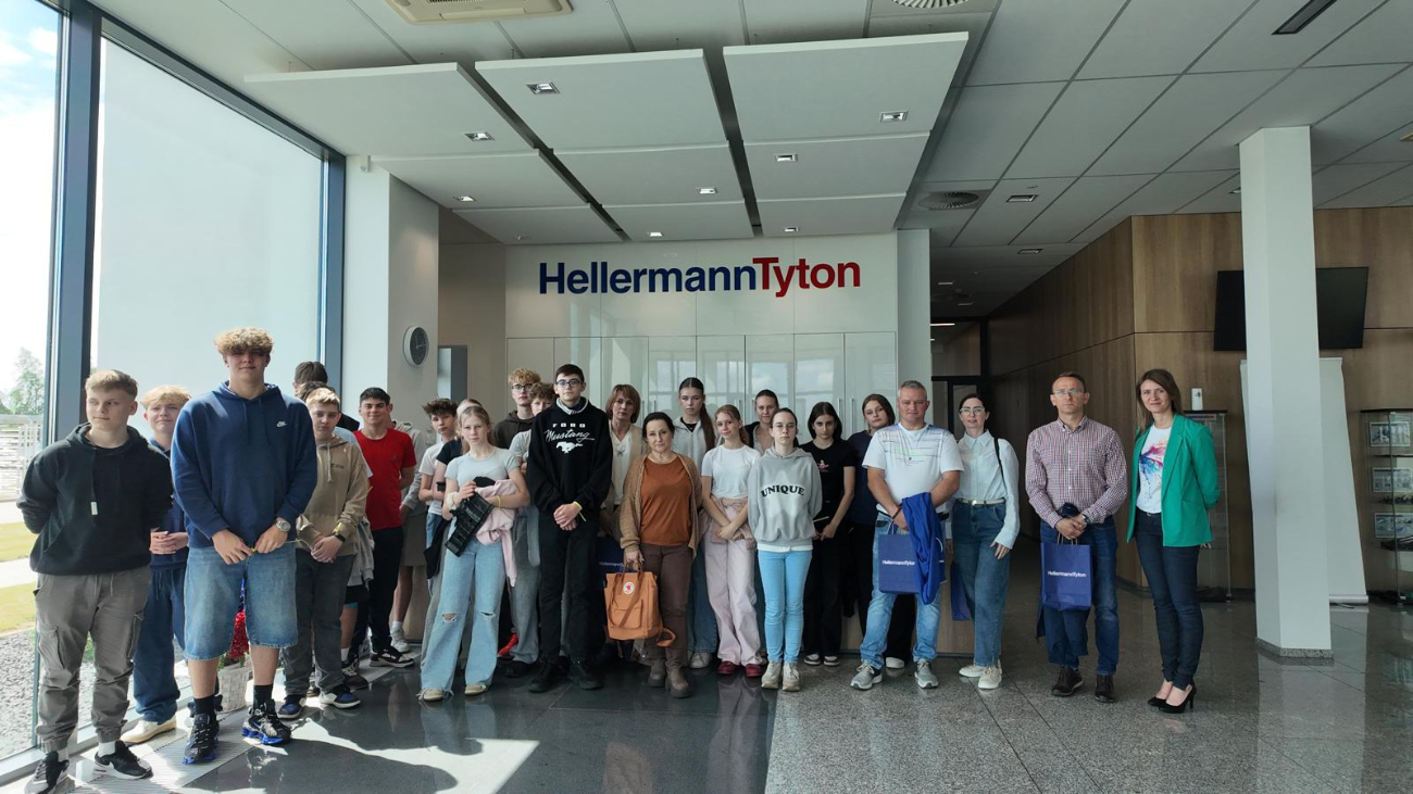 Uczniowie z Kowalewa w Hellermann Tyton