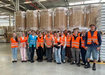 Uczniowie z Kowalewa w Hellermann Tyton