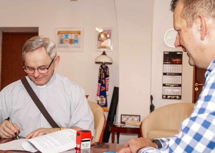 Powiat dotuje parafie. Pieniądze na dwa zabytki