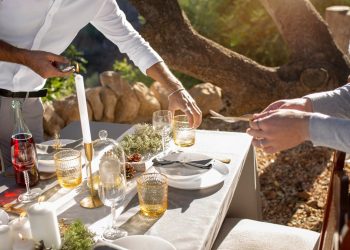 Kolacja na świeżym powietrzu – inspiracje do lekkiego menu