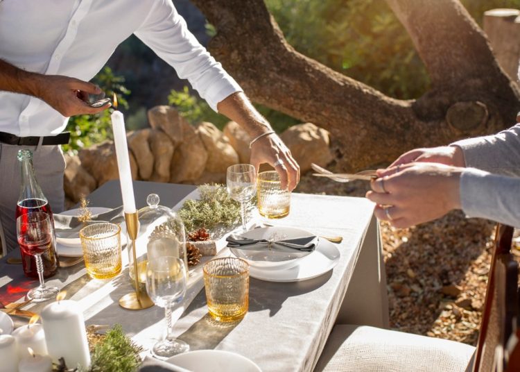 Kolacja na świeżym powietrzu – inspiracje do lekkiego menu