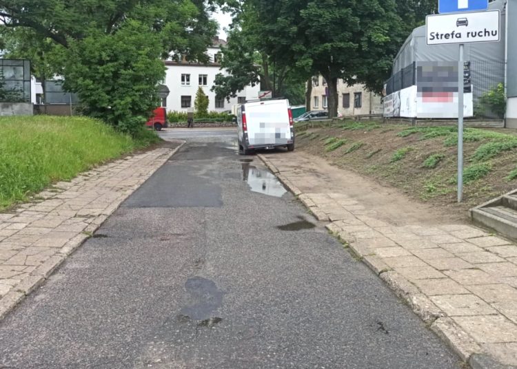 Brakuje miejsc parkingowych. Radny wskazuje, gdzie można je utworzyć