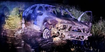 Na polnej drodze spłonął samochód