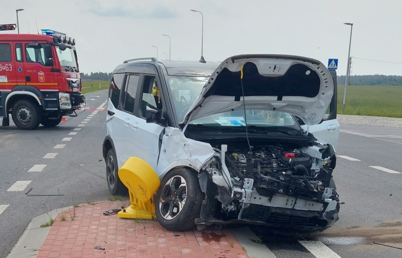 Wypadek na nowej drodze. Zderzyły się dwa auta