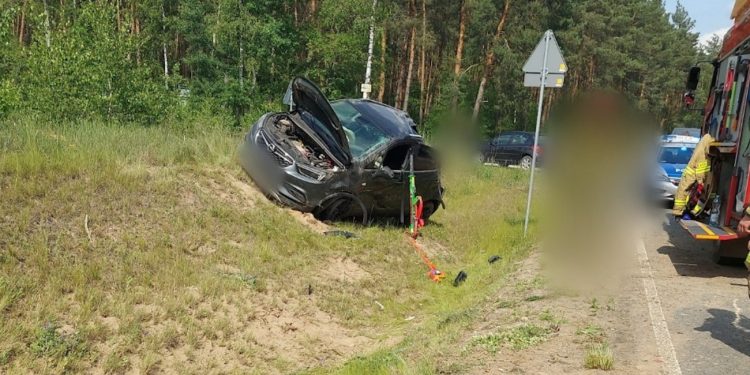 Znowu groźnie w gminie Powidz. Auto dachowało