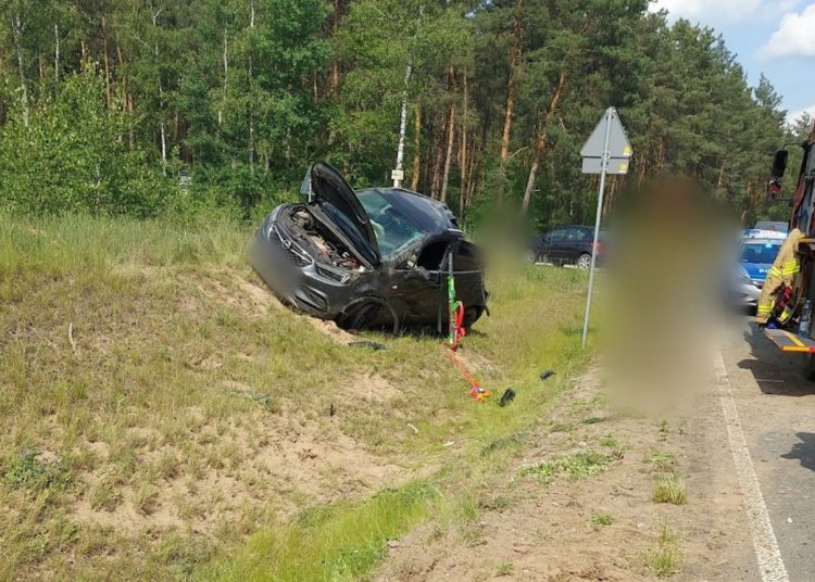 Znowu groźnie w gminie Powidz. Auto dachowało